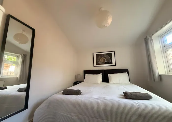 Central 2 Bed Flat With Off Street-Parking