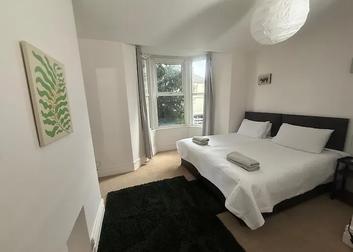 Central 2 Bed Flat With Off Street-Parking