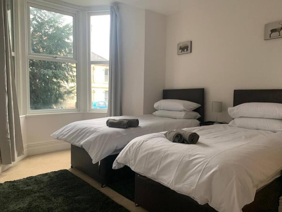 2 Bed Flat With Off Street-parking Apartment Bristol