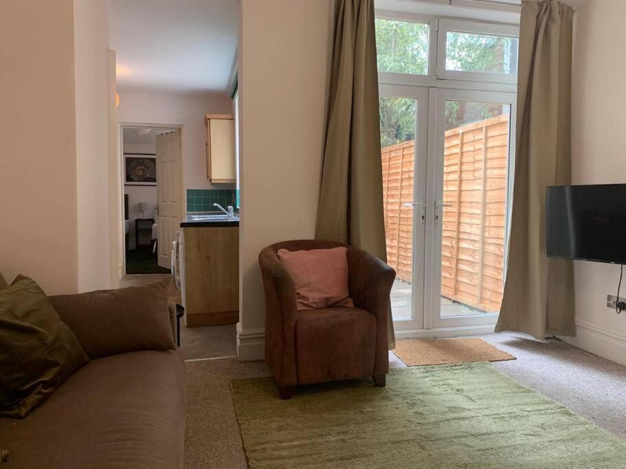 2 Bed Flat With Off Street-parking Apartment *