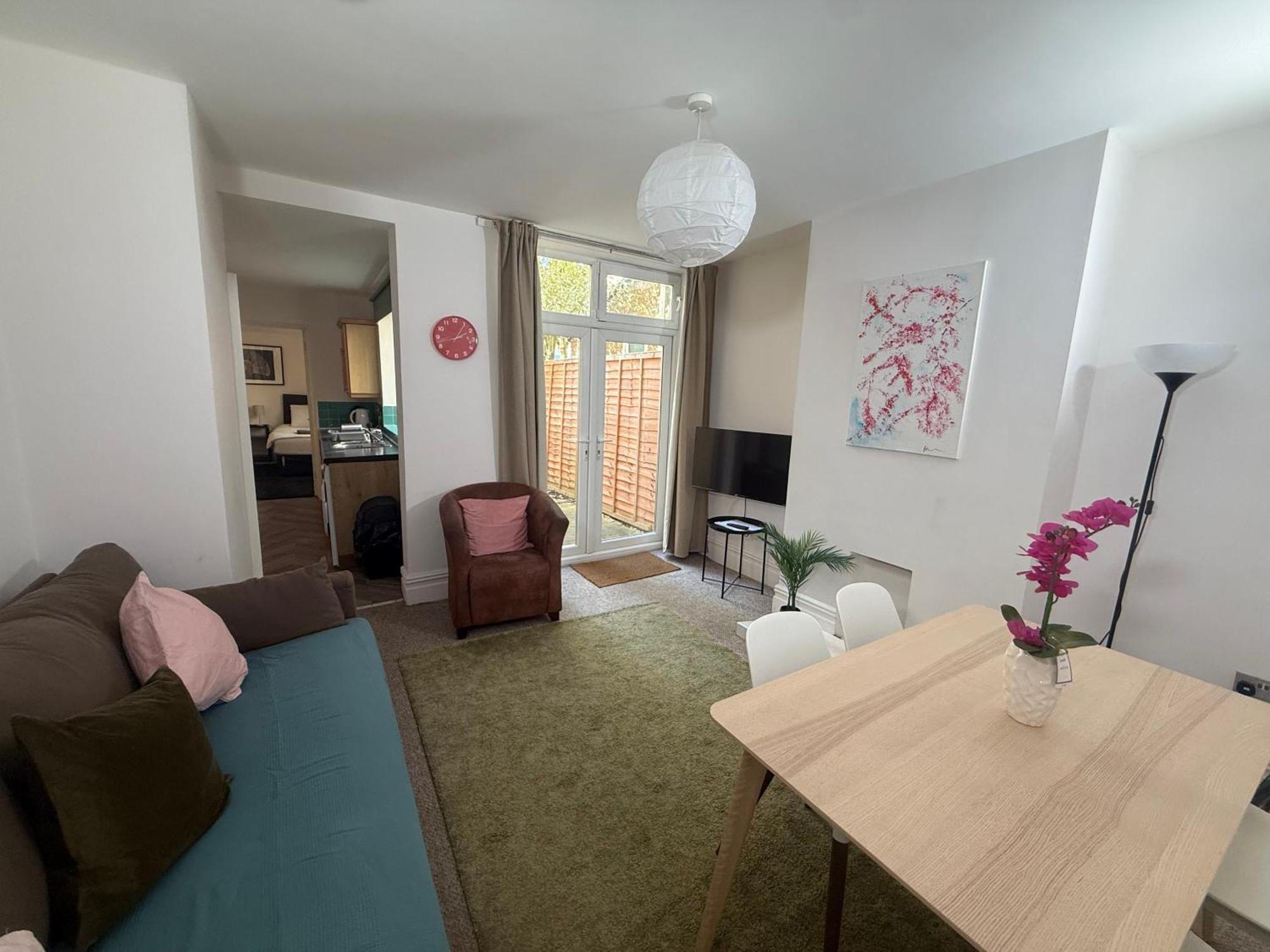 Apartment 2 Bed Flat With Off Street-parking *